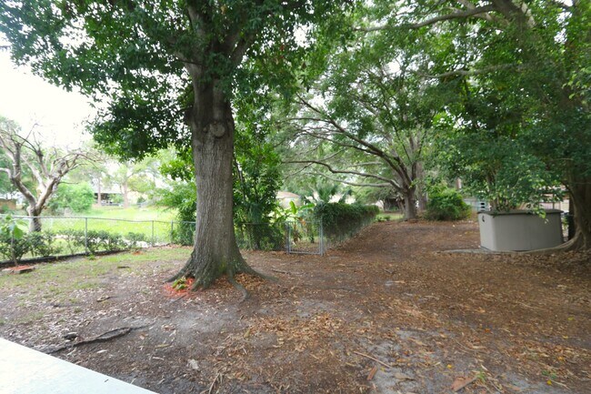 Building Photo - LOOK. Available now! 3bed,2bath, 2car Pine...
