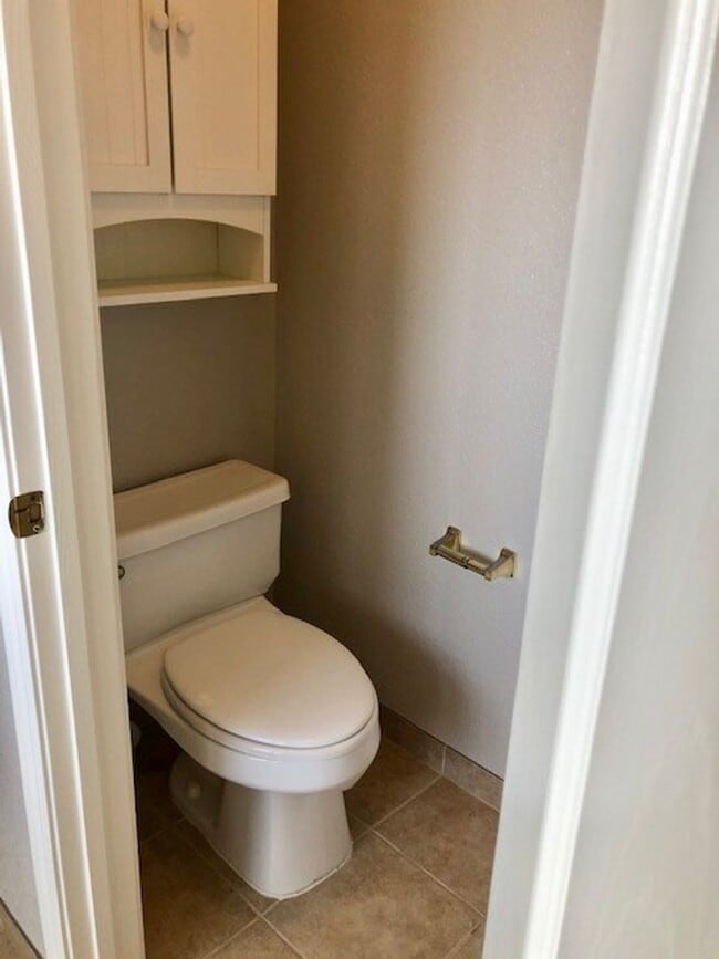 Building Photo - Spacious and beautiful 3 bedroom 2.5 bath ...