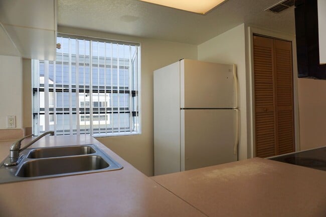 Building Photo - TownHome in Island Club West