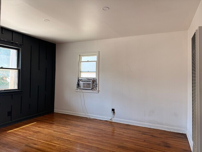 Building Photo - 235 S Vine St