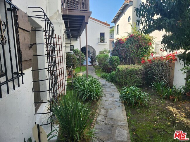 Building Photo - 438 Cochran Ave