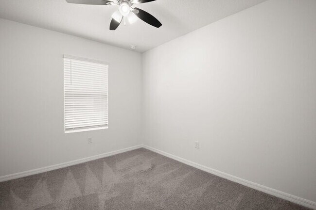 Building Photo - "Spacious 3-Bedroom Townhouse Oasis with 2...