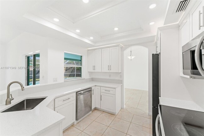 Building Photo - 4657 SW Leeward St