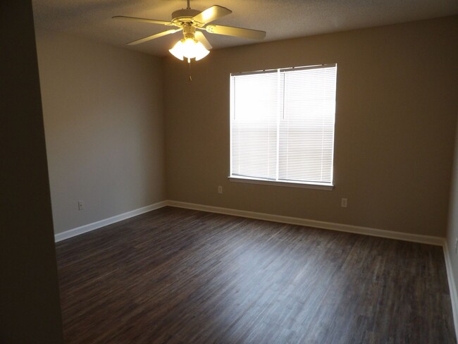 Building Photo - Creekside Townhomes, Creeke Lane, Enterpri...