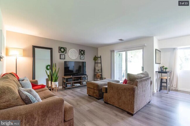 Living Room - 1607 Meadowview Ln
