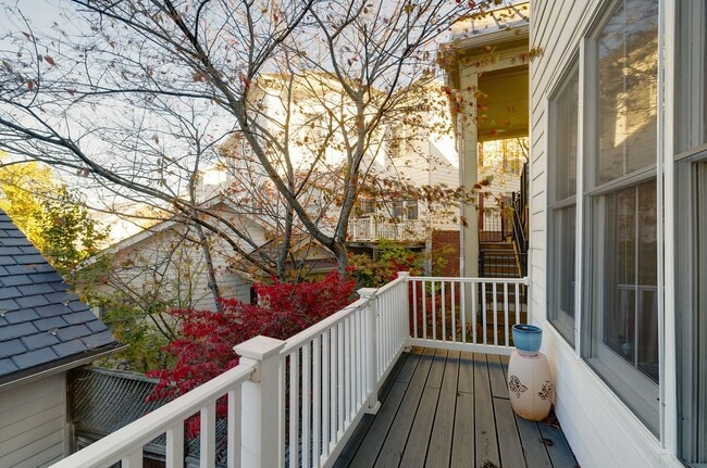 Building Photo - Luxury Townhome in the Heart of the Kentlands