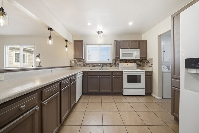 Building Photo - Spacious 4 bedroom/2 Bath Ranch Style Home