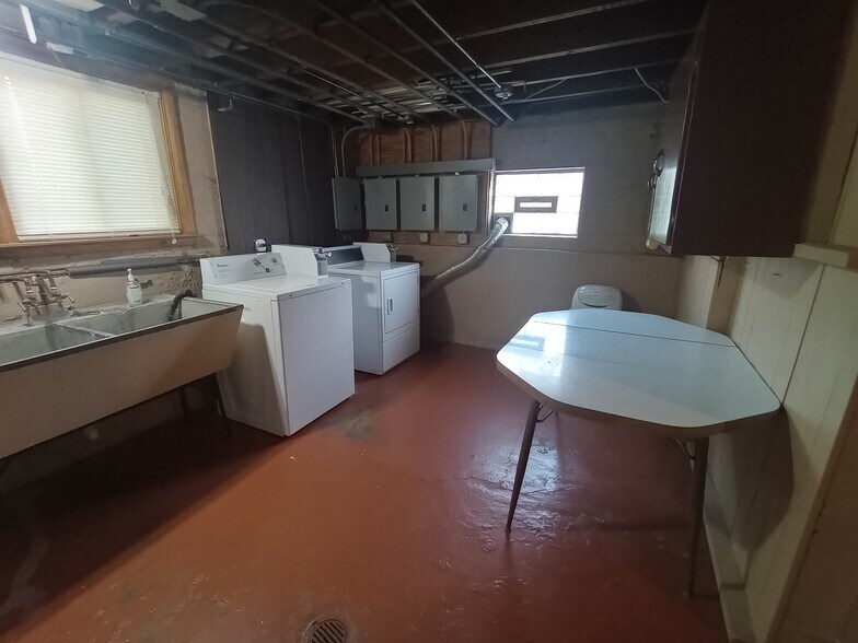 Coin-operated laundry area - 5260 W Foster Ave