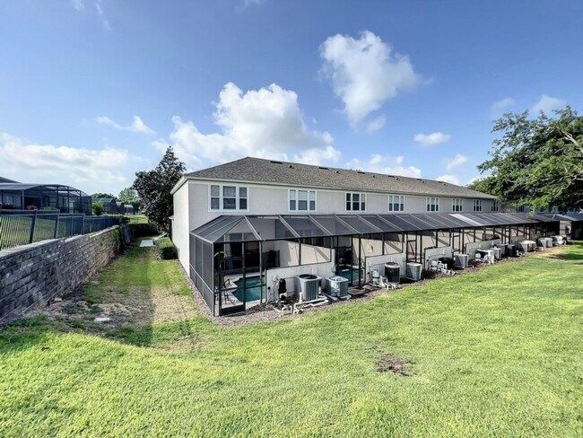 Building Photo - 2421 Silver Palm Dr