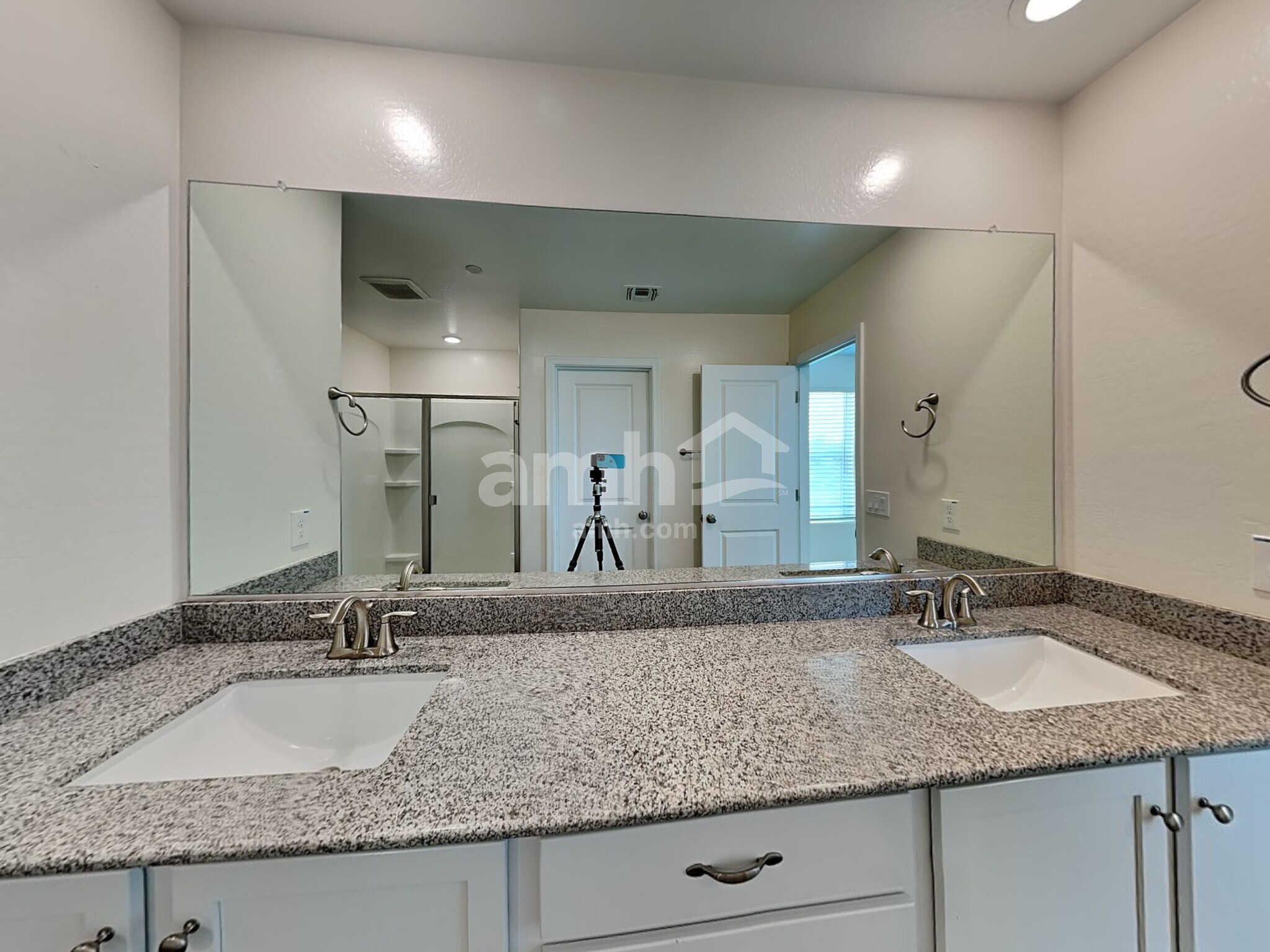Building Photo - 5915 W Larkspur Dr