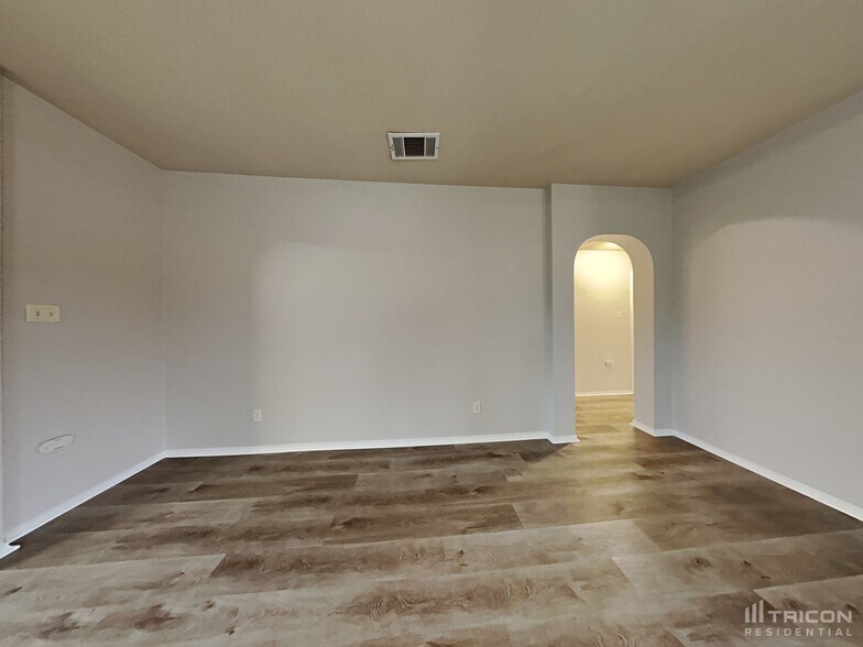 Building Photo - 336 Carlyle St