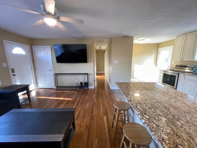 Building Photo - 348 Hermitage Dr