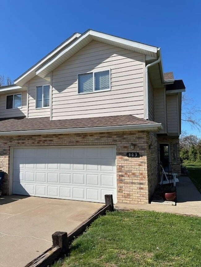 Primary Photo - Spacious 4 Bedroom Duplex Located In Ozark!