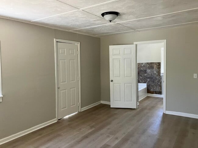 Building Photo - 2050 Cherokee Ct