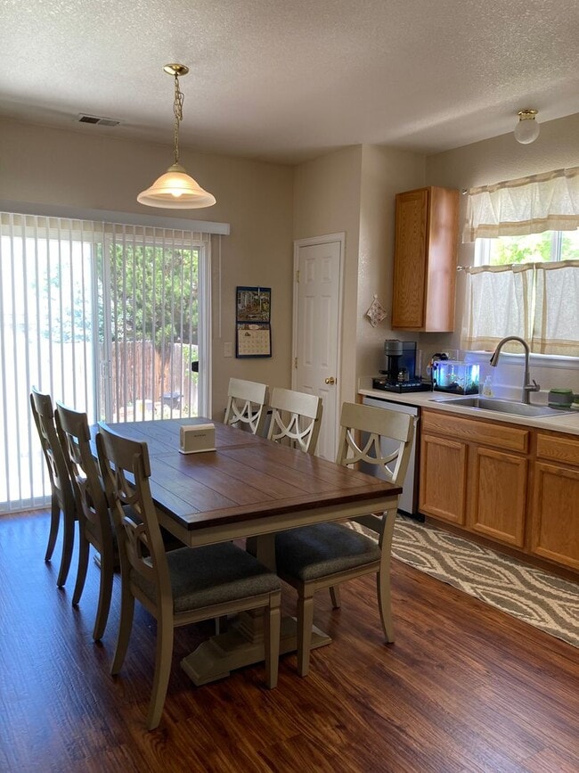 Building Photo - Updated 3 Bed Ranch + 2 Car garage
