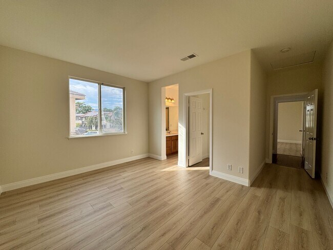 Building Photo - Spacious 6-Bedroom Estate in the Heart of Eastvale