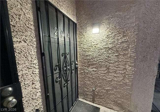 Building Photo - 460 Elm Dr