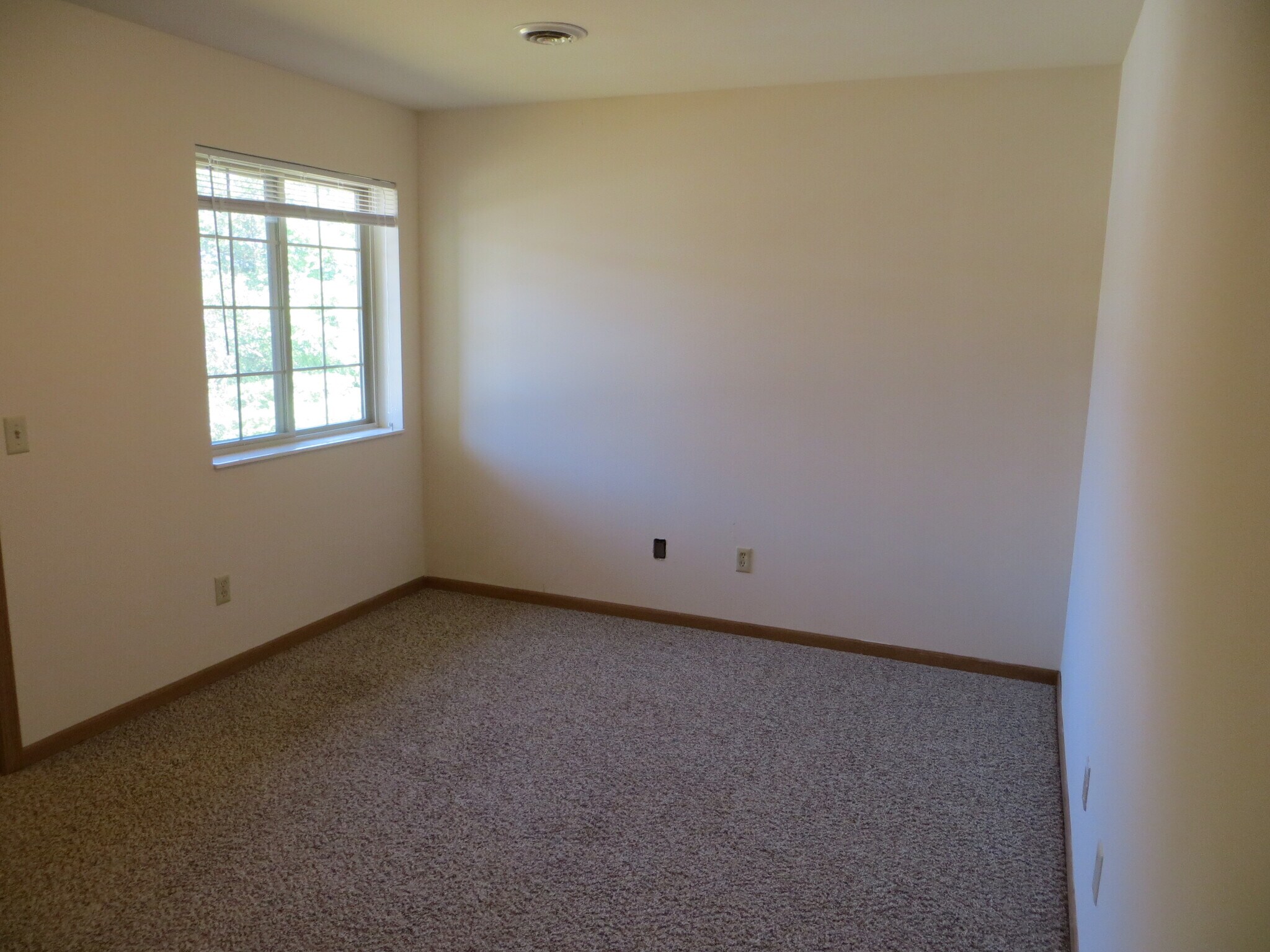 Building Photo - 716 20th St