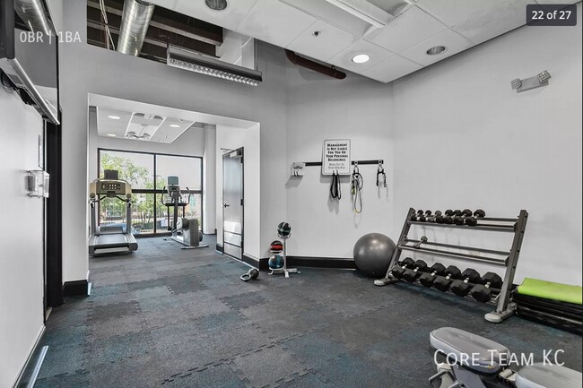 Building Photo - 320 W 7th St