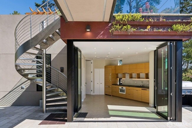 Building Photo - 1435 Lakeview Dr