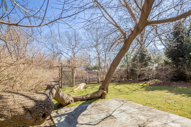 Building Photo - 134 Three Mile Harbor Rd