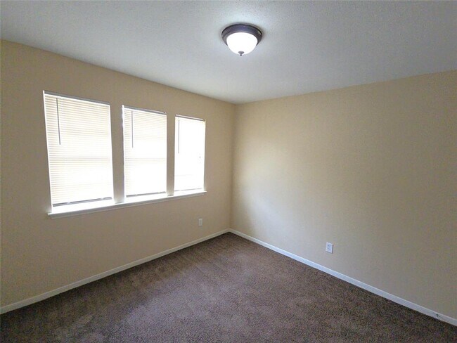 Building Photo - 4718 Reynaldo Dr