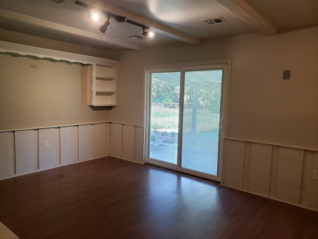 Building Photo - 652 Lotus Ave