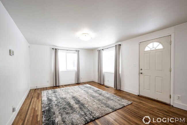 Building Photo - Stunning Single Family Home In Excellent L...