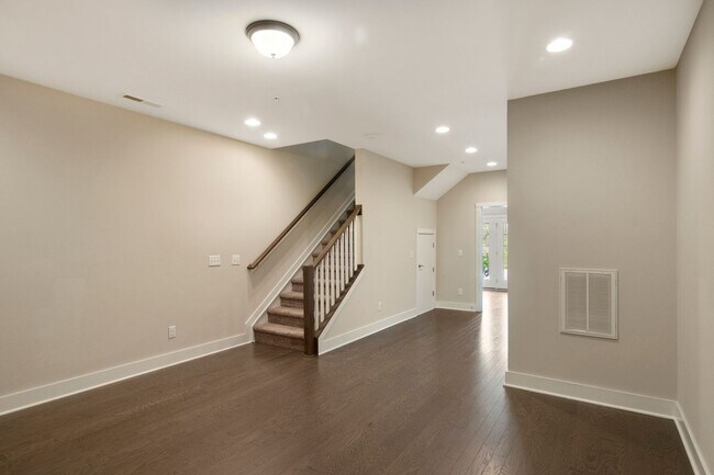 Building Photo - Spacious 3 Bed / 3.5 Bath Townhome Near Raleigh Iron Works & 440!