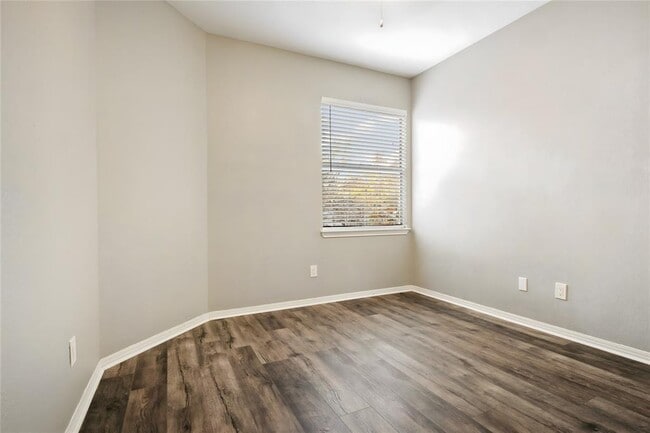 Building Photo - 16801 Gravesend Rd