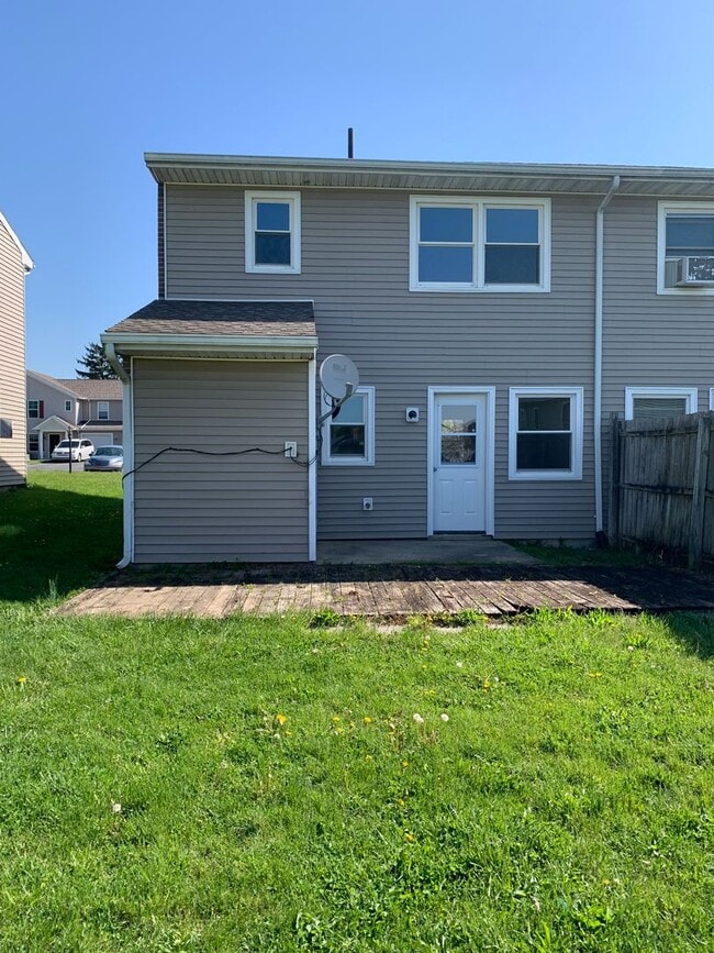 Building Photo - Newly renovated, affordable, 3 bed/1 bath end unit townhouse