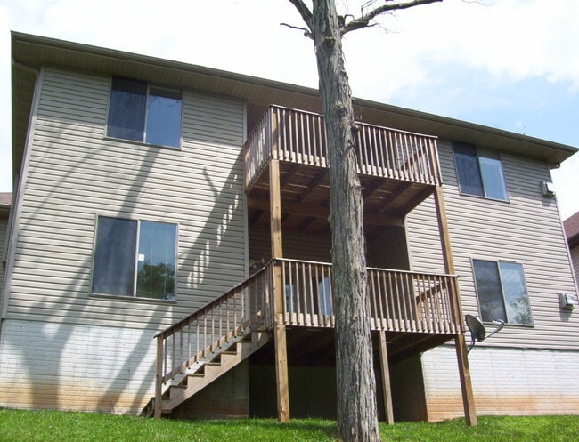 Building Photo - Beautiful 5 bedroom walkout basement house!!