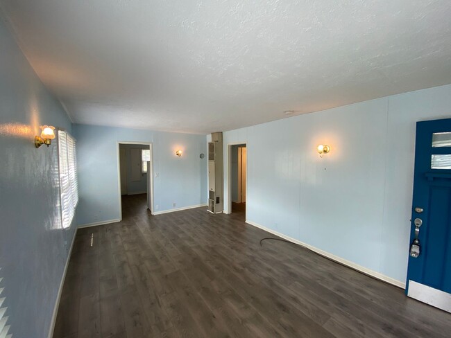 Building Photo - Newly Remodeled 2 Bedroom 1 Bath House - L...