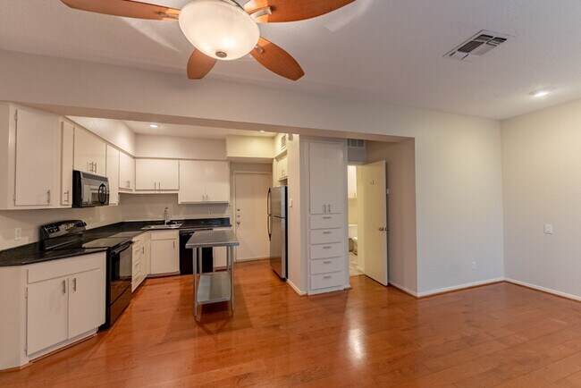 Building Photo - Adorable Studio with Garage nearby UT!!!