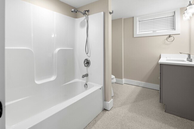 Building Photo - Beautiful Home - Excellent Kenilworth Location!