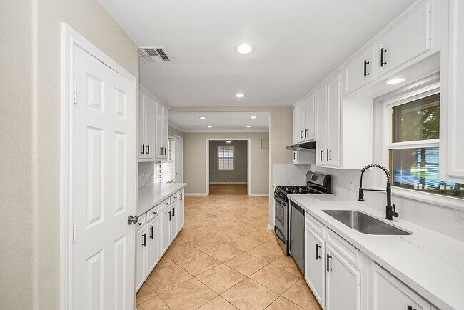 Building Photo - 5037 W 43rd St