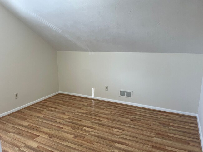 Building Photo - 8 Bells Ct