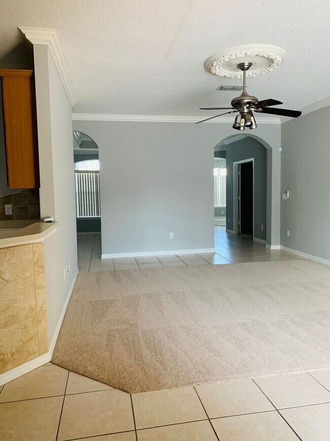 Building Photo - Beautiful 4 bed 3 bath plus Office and Pri...