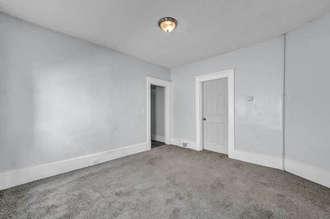 Building Photo - Spacious 5 Bedroom - Vouchers Accepted