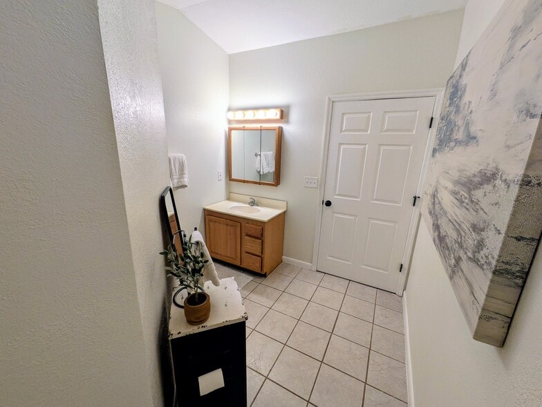Building Photo - 5740 Floy Dr