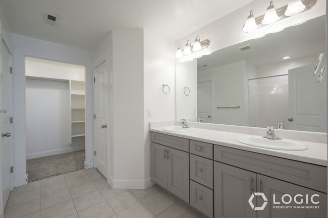 Building Photo - Stunning Townhome in Lehi!!