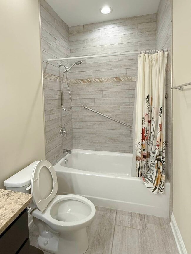 Building Photo - 2842 S Union Ave