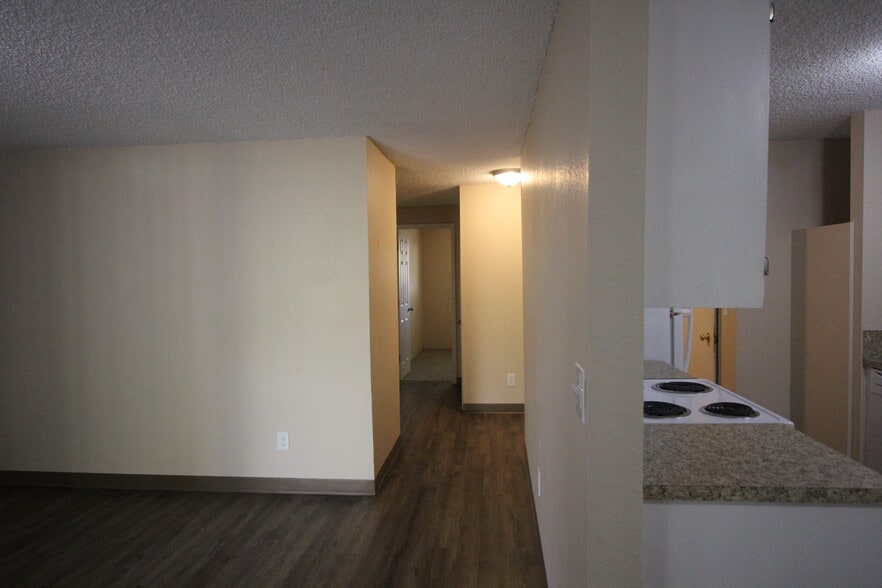 Building Photo - 414 E 9th St