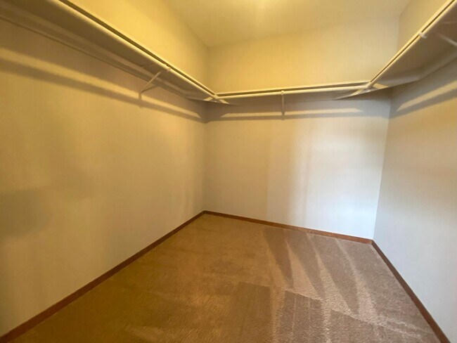 Building Photo - Great Location in Folsom-4 Bedroom Home!!