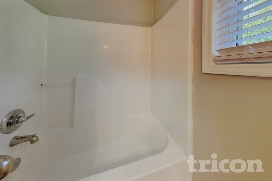 Building Photo - 5708 Green Apple Dr