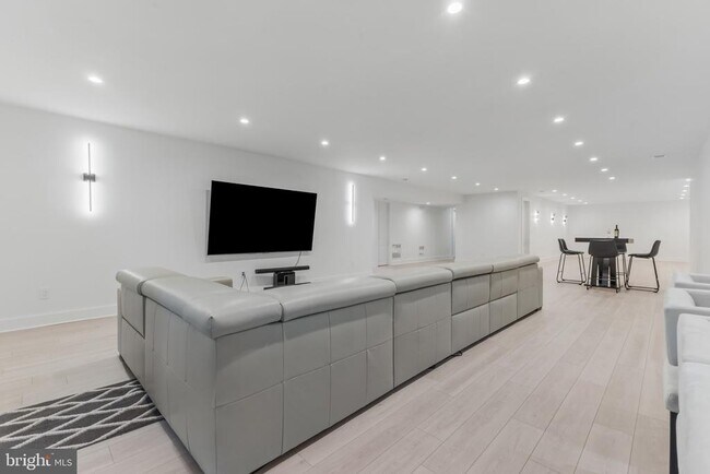 Building Photo - 1513 Oakview Dr