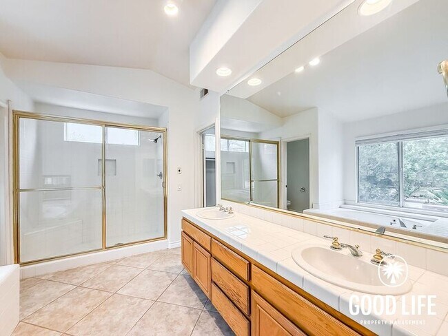 Building Photo - 709 S Hidden Creek Cir
