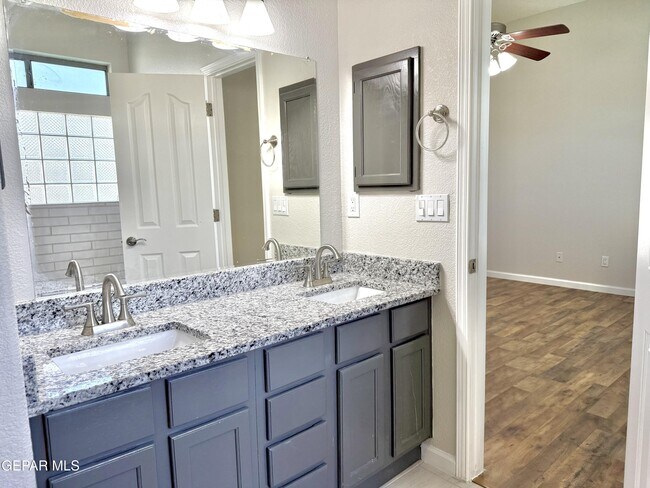 Building Photo - 12749 Tierra Salas Dr