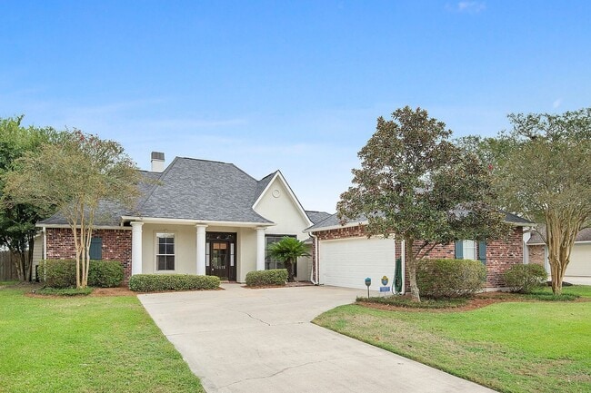 Building Photo - On the Lake!  Large 3 Bedroom with huge fenced back yard