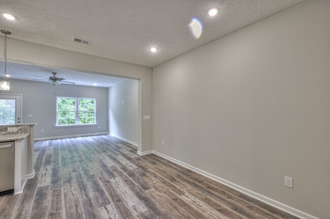 Building Photo - 1/2 OFF First Month!!...Beautiful 3 Bedroom Townhome in Manchester!